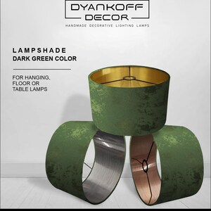 Może przedstawiać: Ciemnozielone abażury z teksturowanym wykończeniem. Wnętrze abażurów jest złote. Tekst na zdjęciu brzmi "DYANKOFF DECOR - HANDMADE DECORATIVE LIGHTING LAMPS" oraz "LAMPSHADE DARK GREEN COLOR" i "FOR HANGING, FLOOR OR TABLE LAMPS."