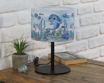 Lámpara de mesa infantil hecha a mano dolphine, mar, azul, agua, habitación infantil, guardería, bebé, lámpara de autor, interior, pantalla de luz, decoración del hogar, iluminación
