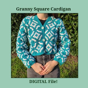 Può includere: Cardigan turchese e bianco con motivo granny square, scollo a V e tre bottoni. Il motivo all'uncinetto presenta un design geometrico ripetuto. Il testo "Granny Square Cardigan" e "DIGITAL File!" sono visualizzati.