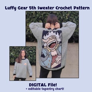 Può includere: Un maglione grigio con una grande grafica a cartoni animati sul davanti. Il maglione ha finiture nere sul colletto e sui polsini. L'immagine include il testo "Luffy Gear 5th Sweater Crochet Pattern" e "DIGITAL File! + editable tapestry chart!"