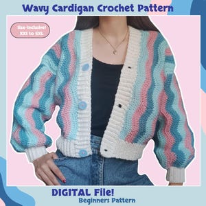 Può includere: Uno schema per un cardigan all'uncinetto con un design ondulato in tonalità di blu, rosa e bianco. Lo schema è disponibile nelle taglie XXS-5XL. Il testo "size-Inclusive! XXS to 5XL" e "DIGITAL File! Beginners Pattern" è incluso nell'immagine.
