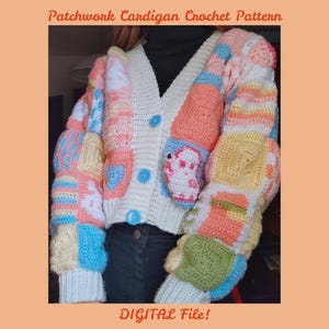 Può includere: Un cardigan patchwork all'uncinetto dai colori pastello, con scollo a V e bottoni blu. Le maniche e il corpo sono composti da vari quadrati all'uncinetto nei toni del rosa, giallo, blu e verde. Il testo sull'immagine recita "Patchwork Cardigan Crochet Pattern" e "DIGITAL FILE!"