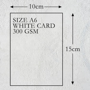 以下が含まれることがあります： 10cm &times; 15cm の白い厚紙。紙には「SIZE A6 WHITE CARD 300 GSM」とラベルが貼られています。
