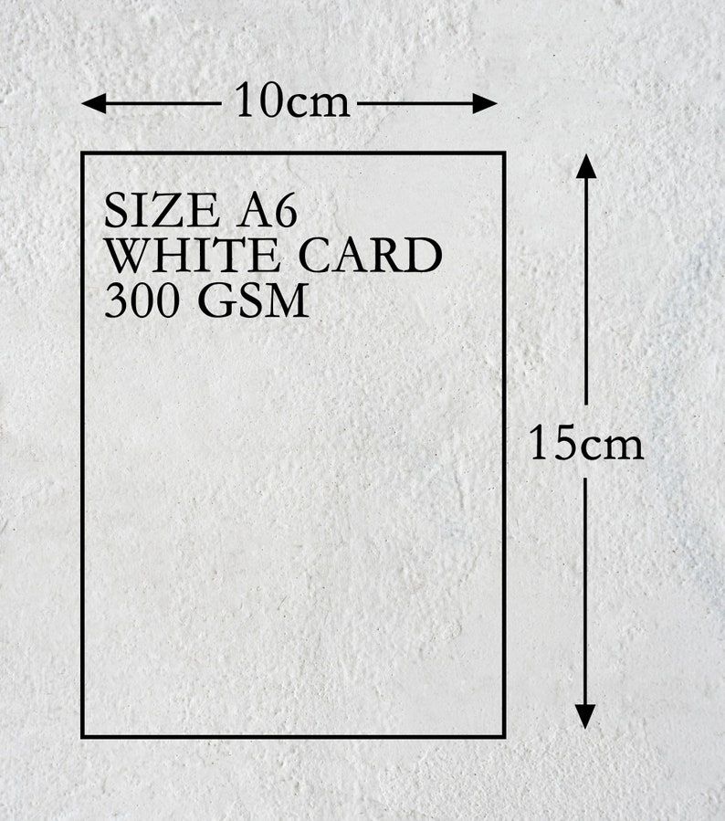 以下が含まれることがあります： 10cm &times; 15cm の白い厚紙。紙には「SIZE A6 WHITE CARD 300 GSM」とラベルが貼られています。