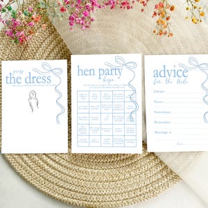 以下が含まれることがあります： 花嫁の友人のためのパーティー用の印刷可能なカードが3枚あります。最初のカードには「ドレスを当てて」と書かれており、ドレスを着た女性のシンプルな線画が描かれています。2枚目のカードには「花嫁の友人のビンゴ」と書かれており、ビンゴカードには「誰かが飲み物をこぼす」「誰かが酔いすぎている」などの活動で満たされたマスがあります。3枚目のカードには「花嫁へのアドバイス」と書かれており、ゲストが花嫁へのアドバイスを書くための行があります。