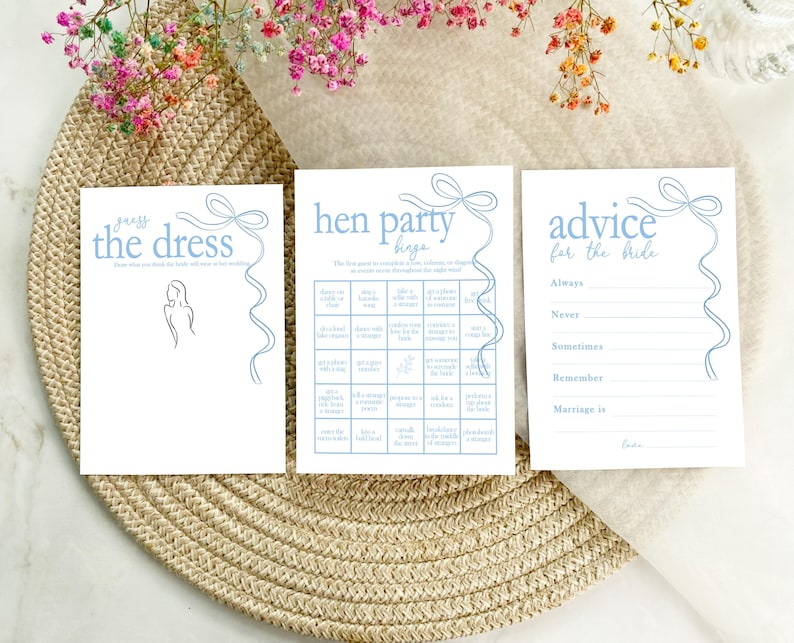 以下が含まれることがあります： 花嫁の友人のためのパーティー用の印刷可能なカードが3枚あります。最初のカードには「ドレスを当てて」と書かれており、ドレスを着た女性のシンプルな線画が描かれています。2枚目のカードには「花嫁の友人のビンゴ」と書かれており、ビンゴカードには「誰かが飲み物をこぼす」「誰かが酔いすぎている」などの活動で満たされたマスがあります。3枚目のカードには「花嫁へのアドバイス」と書かれており、ゲストが花嫁へのアドバイスを書くための行があります。