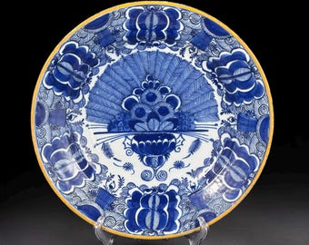 Plato holandés de Delft de gran tamaño con forma de pavo real, de finales del siglo XVIII, atribuido a De Drie Klokken, 13,78 pulgadas.