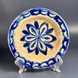 Plat espagnol Fajalauza en terre cuite émaillée bleu et blanc avec fleur traditionnelle, 19e