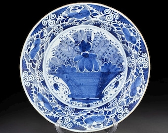 Plato base grande holandés del siglo XVIII con decoración floral azul y blanca de Delft, 35,5 cm (14 pulgadas)