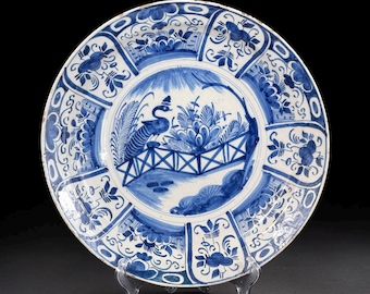 Plato de loza azul y blanca estilo Delft Kraak del siglo XVIII, Países Bajos, 35,5 cm (14 pulgadas).