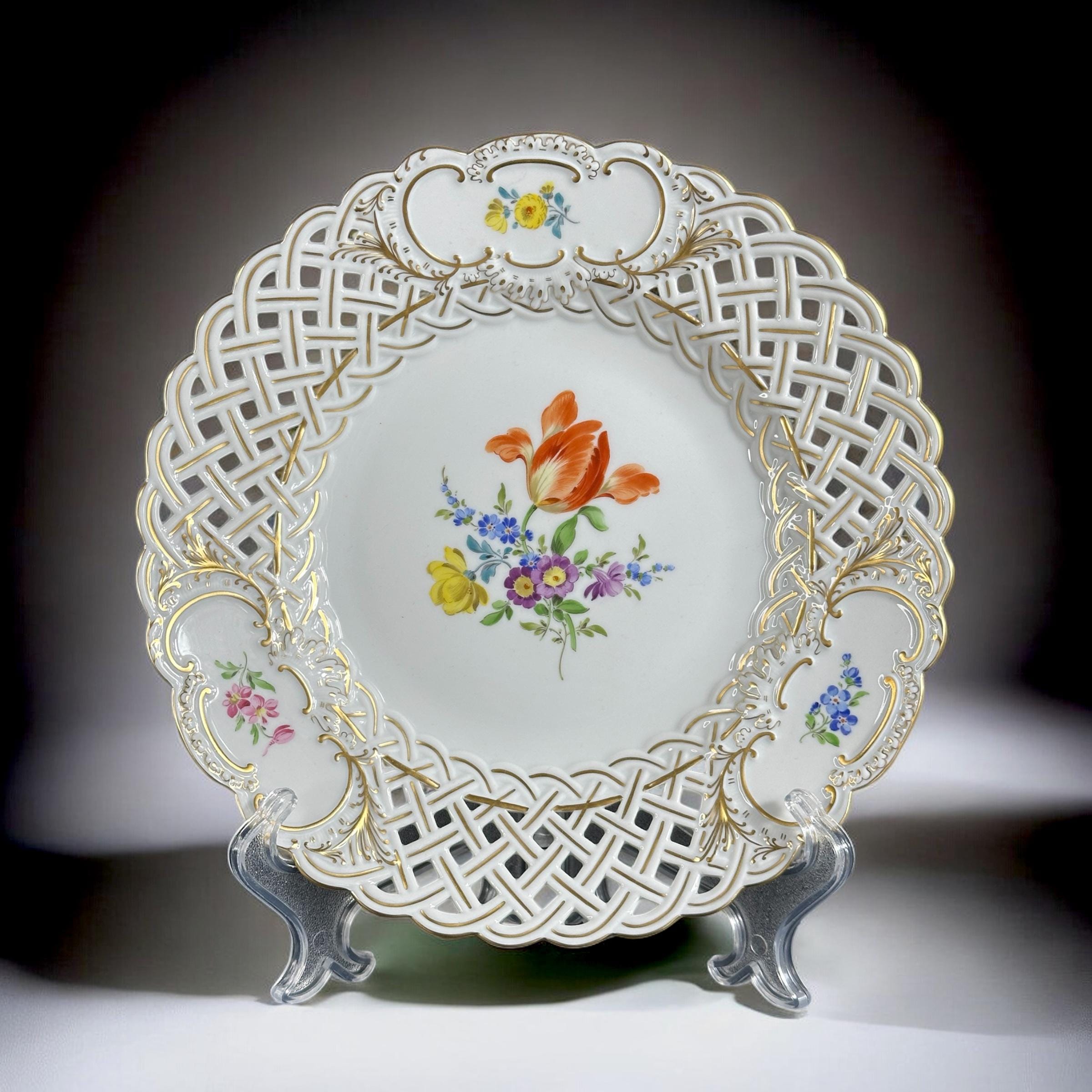 1880～1900年、マイセンの穴あき磁器皿 – 花柄装飾、金のアクセント