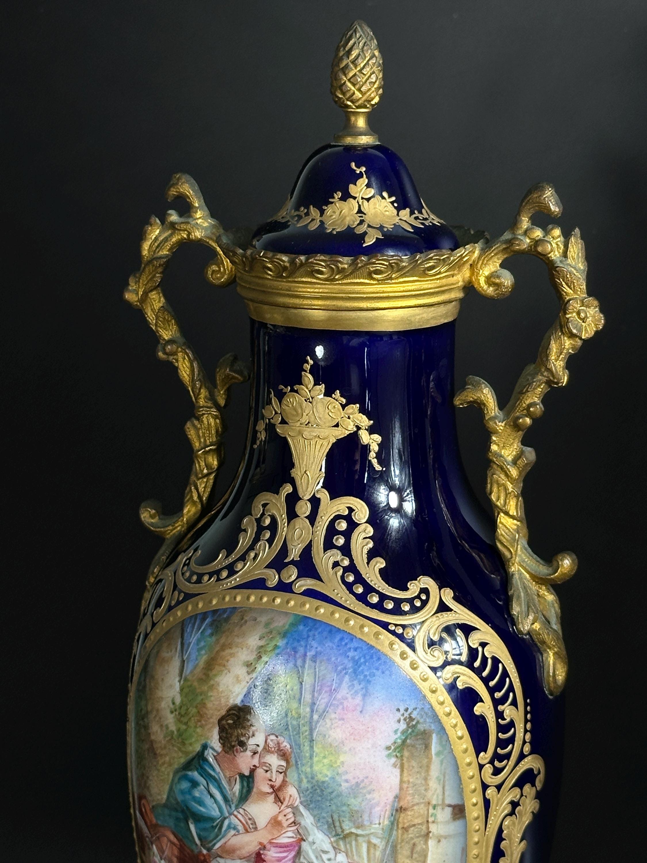 アンティークフランス製セーヴル磁器花瓶一組、金銅の台座付き、19世紀