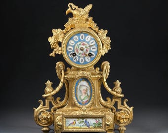 Reloj de sobremesa francés de metal dorado de estilo Luis XVI de finales del siglo XIX, de P.H. Mourey, con mecanismo Japy Frères.