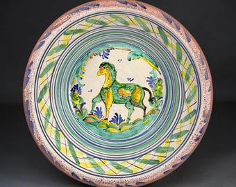 Plato de cerámica español Triana “Lebrillo” con caballo pintado - 20 pulgadas