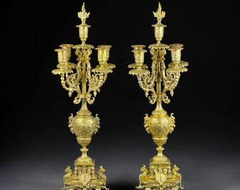 Par de candelabros grandes de metal dorado de cinco brazos, estilo renacentista del siglo XIX, 24 pulgadas.