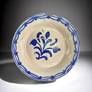 Plato Fajalauza de terracota azul y blanca esmaltada española con flor tradicional, siglo XIX