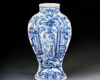 Jarrón figurativo de balaustre azul y blanco de Delft holandés del siglo XVIII, De Vergulde Blompot, marca PB, c. 1760–1770, 31 cm