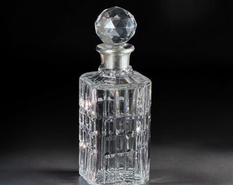 c. 1980 Decantador de cristal tallado Asprey London con collar de plata esterlina, Inglaterra