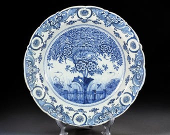 Plato holandés grande de Delft azul y blanco del siglo XVIII, atribuido a De Porceleyne Fles, marca PVD, c. 1762–1771, 13,98 pulgadas