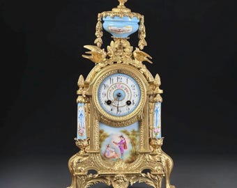 Reloj de sobremesa francés de finales del siglo XIX, de metal dorado y porcelana pintada a mano, con mecanismo A.D. Mougin, 43 cm (17 pulgadas).