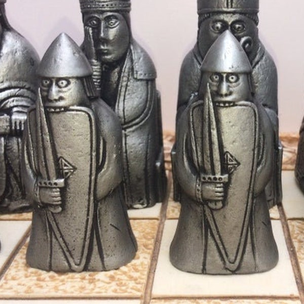 Lewis Chessmen Toothy Berserker Chess Pawns - Lewis Chess Spares 16 Chess Pawns - Op bestelling gemaakt - Metallic Effect (Alleen Chess Pawns)