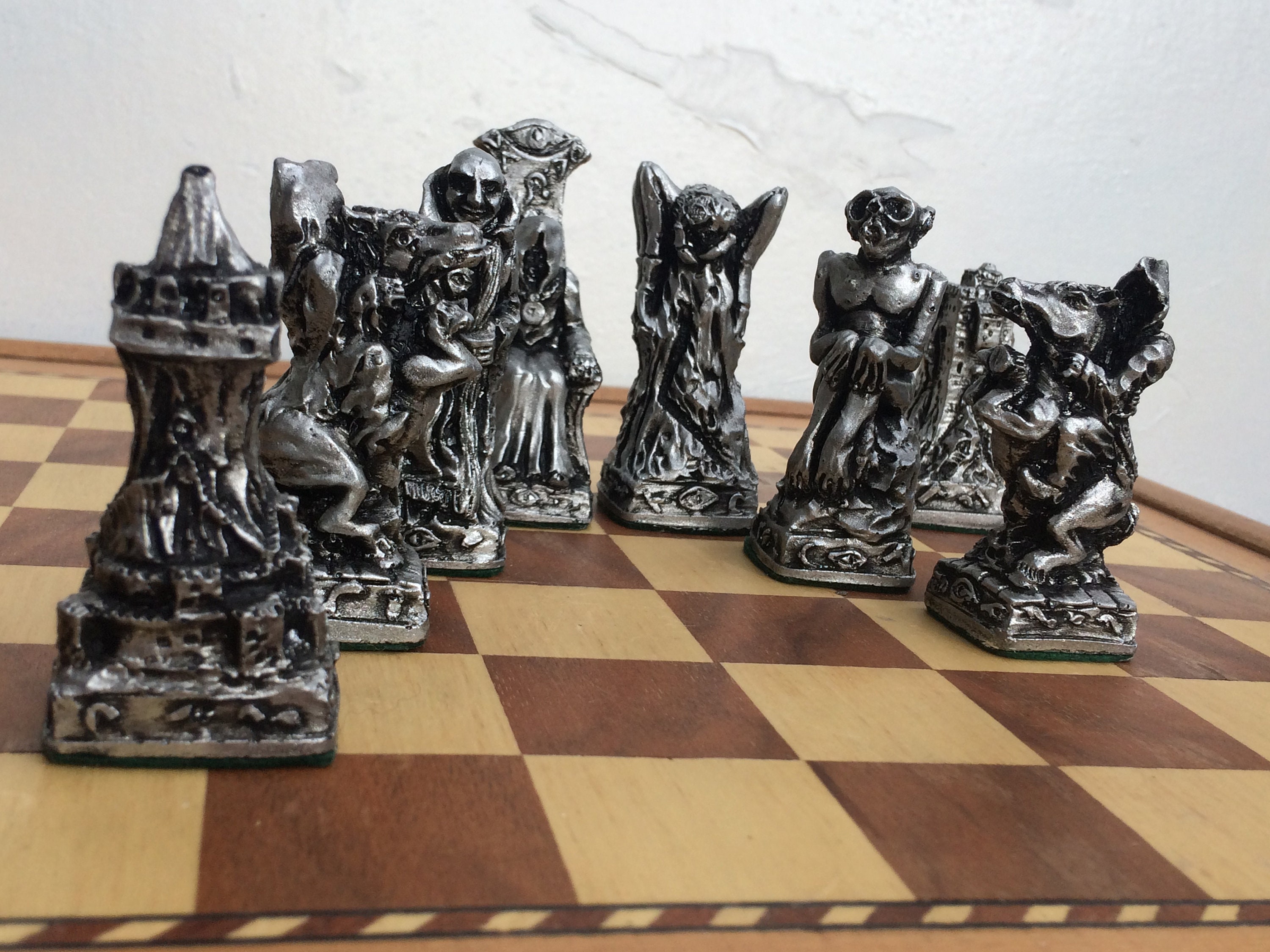 Lord of the Rings Chess Set - LOTR Themed Chess Pieces in Gold and