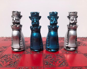 猫をテーマにしたチェスセット - メタリックブルーとシルバーの