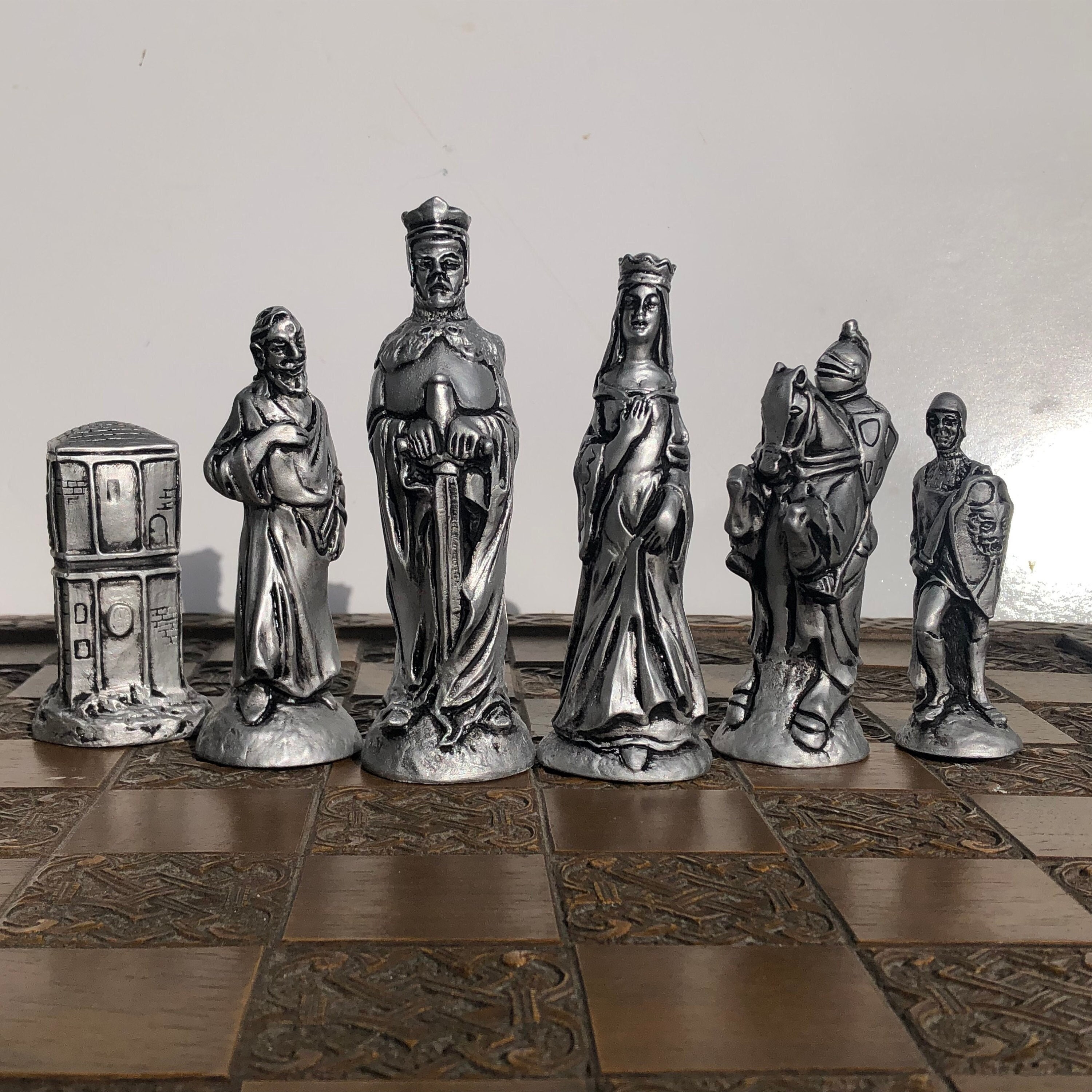 Chess Chivalry: Staunton Chess Pieces & Chessboards