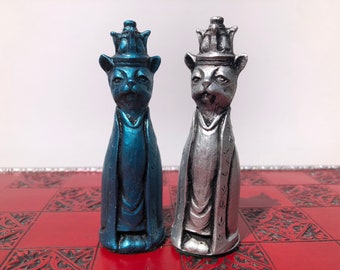 猫をテーマにしたチェスセット - メタリックブルーとシルバーの