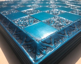 Tablero de ajedrez de estilo moderno y medio, fabricado en piedra reconstruida fundida en frío con un impresionante acabado antiguo azul metálico.