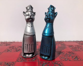 猫をテーマにしたチェスセット - メタリックブルーとシルバーの
