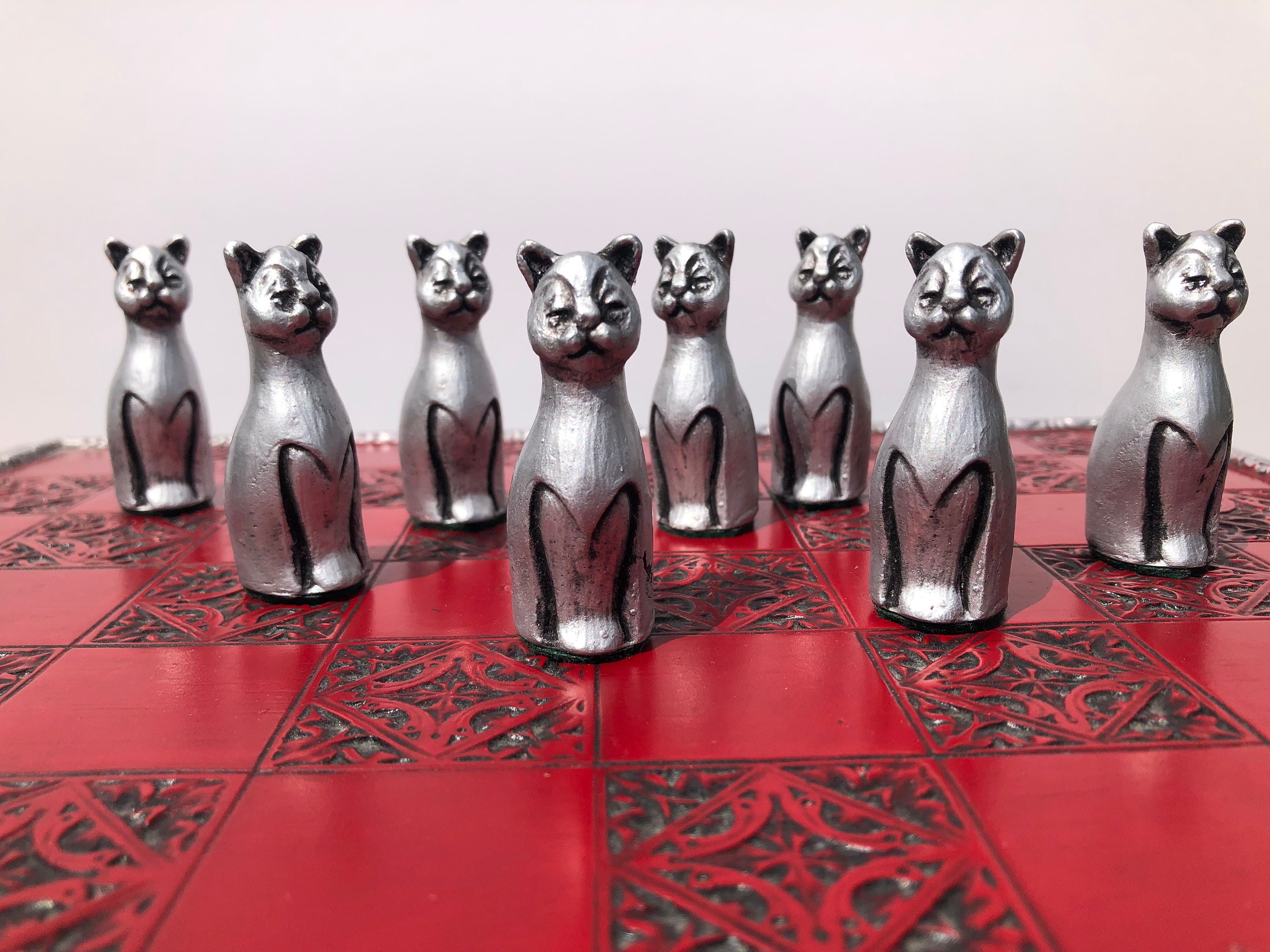 猫をテーマにしたチェスセット - メタリックブルーとシルバーの
