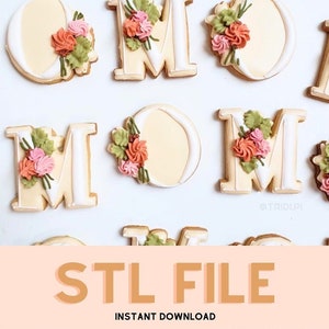 Puede incluir: Un conjunto de cortadores de galletas en forma de las letras "MOM" con diseños florales. Los cortadores están hechos de plástico blanco y están diseñados para usar con masa para galletas. ARCHIVO STL DESCARGA INSTANTÁNEA.