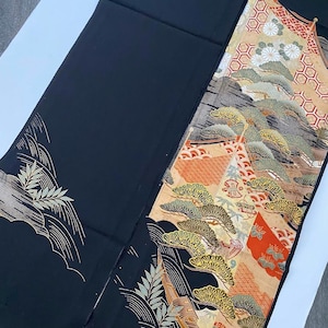 Könnte beinhalten: Eine weiße Keramik-Tasse mit schwarzem Henkel und dem Text "But First, Coffee" in fetter, schwarzer Schrift. Die Tasse steht vor einem neutralen Hintergrund, der ihr schlichtes Design hervorhebt.