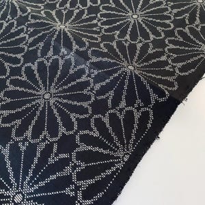 Tecido de quimono japonês de seda vintage Oshima Tsumugi, tingido à mão, crisântemo preto, painel OV5