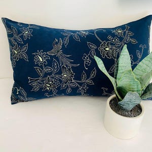 Pássaro Imperador da Marinha 12x20, Almofada de Seda, Almofada Decorativa, Almofada Decorativa, Decoração de Quarto, Fronha de Almofada, Kimono Reciclado