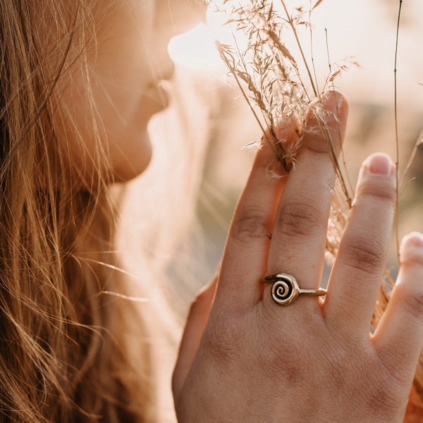 Fingerring Kleine Spirale // spirituelles Zeichen, Symbol, verstellbar, Spirale, gold, handmade, Muster, Mandala, symmetrisch
