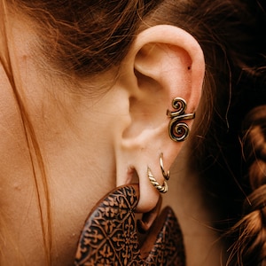 Ear Cuff Foseti Gold // Ear cuff earrings fake earrings fake earring frills curly noble hippie middle earring middle ear