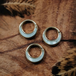 Piercing de septo Yuna em madrepérola dourada // Joia para nariz, hippie, boho, festival, joia natural, ecológica, fada, elfa