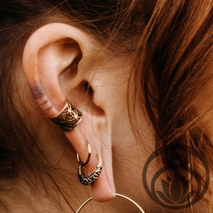 Ear Cuff Flower of Life Gold Small // Ear cuff, ear cuff, ear cuff, ear clip, helix, fake piercing, boho, hippie, brass, gift