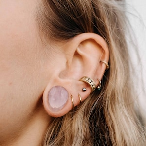 Orecchini pendenti in quarzo rosa // Forma a goccia, orecchie dilatate, pesi per le orecchie, tunnel, tappi in pietra, pietra curativa, gioielli con significato