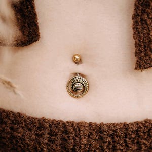 Odin Gold Navelpiercing // Sieraden Piercing Mandala Patroon Messing Abalone Unieke Spiraal