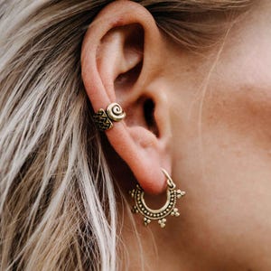 Pendiente de oreja Marja // Accesorio de oreja dorado estilo hippie bohemio con estampado grunge de hada y elfo