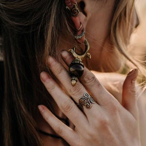 Anel Birte // símbolo espiritual, ajustável, espiral, dourado, feito à mão