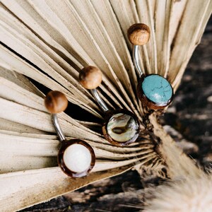 Edda Wood Belly Button Piercing // Turquoise, Mother-of-Pearl, Abalone, Oriental, Hippie, Boho, Wooden Jewelry, Healing Stone