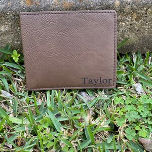 Monedero delgado personalizado Bi-Fold hombres, hombres láser grabado cartera, padrinos regalo, billetera monograma, regalo para los hombres
