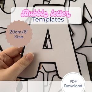 Könnte beinhalten: Weiße Bubble-Letter-Vorlage mit schwarzer Umrandung, gehalten von einer Hand. Der Buchstabe "A" ist sichtbar, mit einer Größenangabe von 20 cm/8". Das Bild enthält auch den Text "Bubble letter Templates" und "PDF Download".