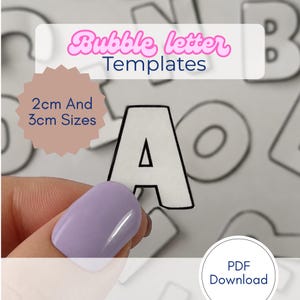 Può includere: Modello di lettera a bolle bianco con contorno nero, tenuto da una persona. Il modello è etichettato con il testo "A" e il testo "Dimensioni 2 cm e 3 cm". L'immagine include anche il testo "Bubble letter Templates" e "PDF Download".