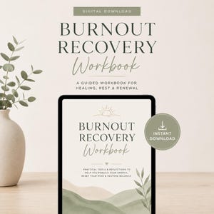 Puede incluir: Un libro de ejercicios digital Burnout Recovery Workbook en una pantalla de tableta. La portada muestra el texto Burnout Recovery Workbook, un icono de sol y colinas de acuarela verde. Una insignia circular dice Instant Download.