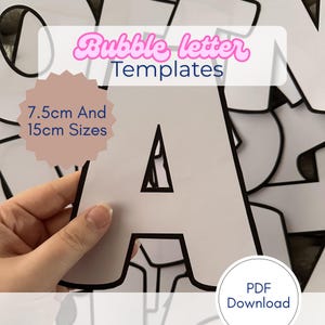 Può includere: Modelli di lettere a bolle bianche con contorni neri, con il testo "Bubble letter Templates". I modelli sono disponibili nelle misure di 7,5 cm e 15 cm. L'immagine include anche un'etichetta "PDF Download".